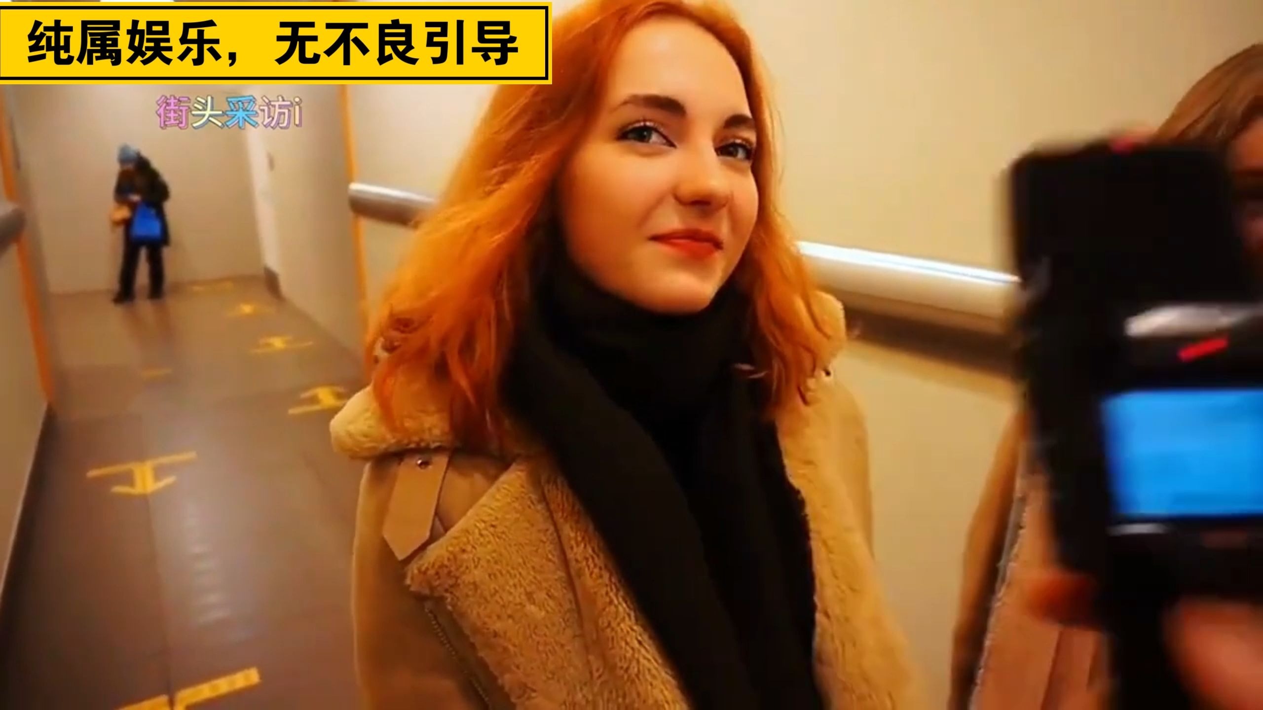 捷克街头-齐刘海彩色麻花辫的大胸运动装模特